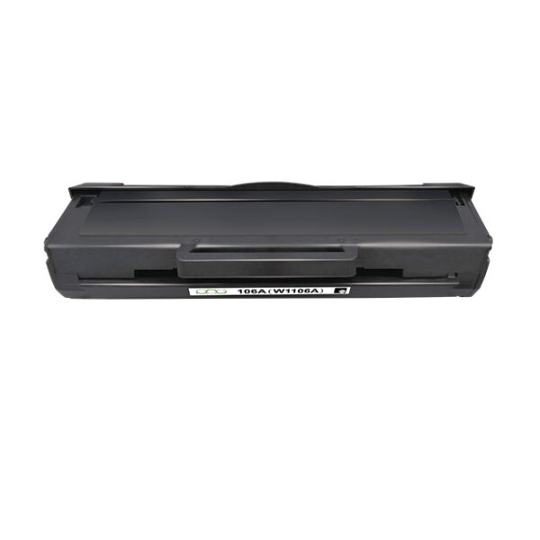 Cartouche de toner HP iAICON Pro 106A noire sur un bureau avec des documents imprimés.