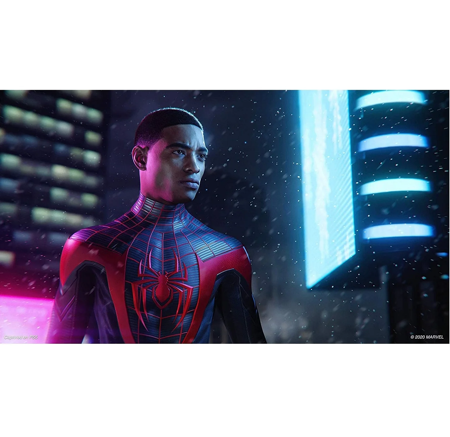 Miles Morales en combinaison noire et rouge sur un gratte-ciel.