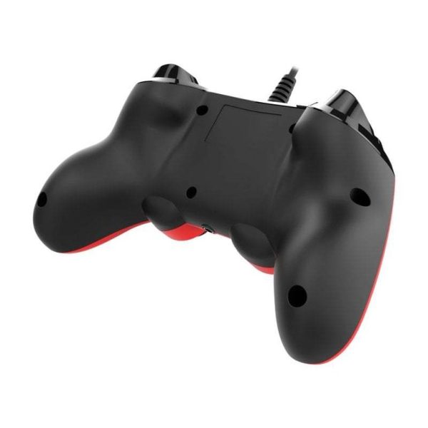 Joueur utilisant la manette filaire Nacon Rouge sur PS4.