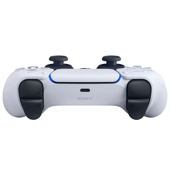 Manette DualSense connectée à une PS5 avec un joueur en arrière-plan.