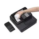 Remplacement du rouleau de papier sur la caisse enregistreuse Casio SE-S100.