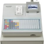 Caisse enregistreuse XE-A217W avec un clavier plat et un écran LCD multi-lignes rétroéclairé, idéale pour les restaurants et fast-foods.