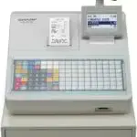 Caisse enregistreuse XE-A217W avec un clavier plat et un écran LCD multi-lignes rétroéclairé, idéale pour les restaurants et fast-foods.