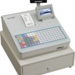 Clavier plat résistant aux éclaboussures de la Caisse enregistreuse XE-A217W, comprenant 70 touches directes pour une saisie rapide.