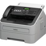 Vue rapprochée du panneau de commande numérique du Brother FAX-2845, facilitant la gestion des documents.