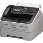 Vue rapprochée du panneau de commande numérique du Brother FAX-2845, facilitant la gestion des documents.