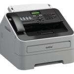 Vue latérale du Brother FAX-2845 avec son bac papier de grande capacité pour 250 feuilles.