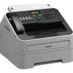Vue latérale du Brother FAX-2845 avec son bac papier de grande capacité pour 250 feuilles.
