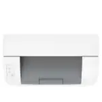 Une vue de l’imprimante HP M111w montrant le bac à papier rempli