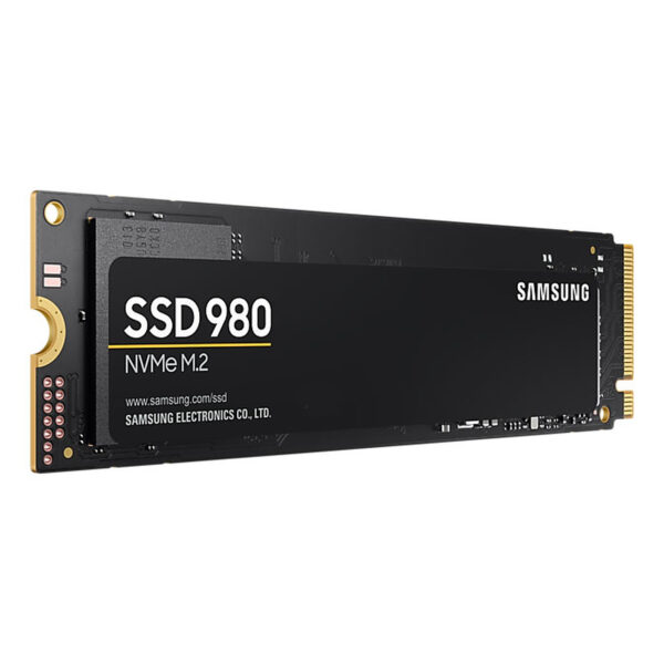 SSD Samsung 980 atteignant 3500Mb/s en vitesse de lecture.