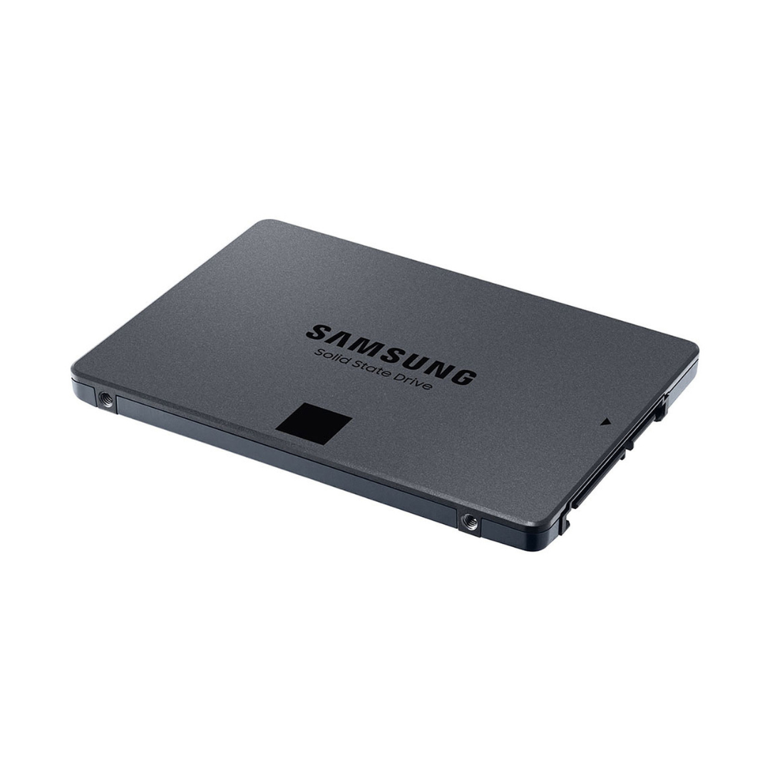 SSD Samsung 870 QVO installé dans un PC de bureau.