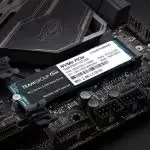 SSD TEAMGROUP 1 To M.2 en fonctionnement sur un PC gaming, réduisant les temps de chargement pour une expérience fluide.