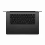 Gros plan sur le clavier QWERTY rétroéclairé du MacBook Pro 16" 2024 et son large trackpad précis.