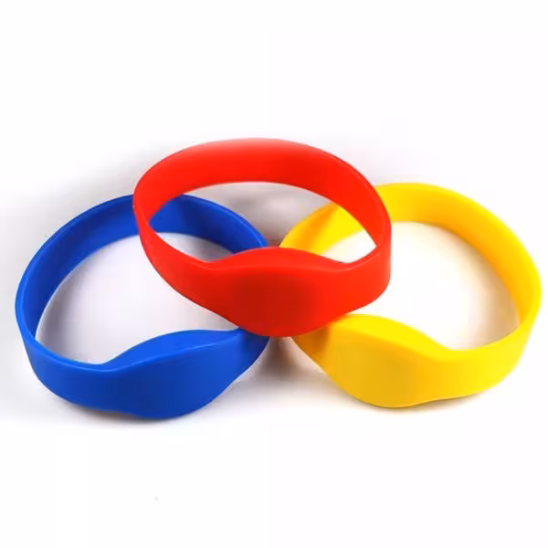 Bracelet RFID pour un accès sécurisé et sans contact dans divers événements et installations.