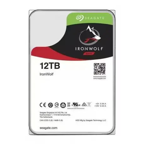Gros plan sur un HDD 12 To en cours d’installation