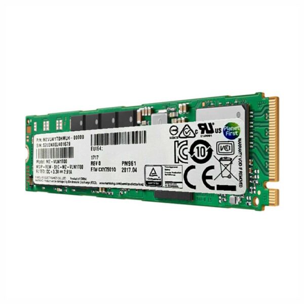 SSD M.2 NVMe/SATA 256 Go inséré dans un PC portable