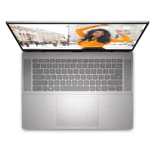 Clavier rétroéclairé du Dell Inspiron 16 5620, idéal pour travailler dans l’obscurité.