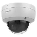 Caméra HIKVISION installée en extérieur sous la pluie.
