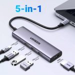 HUB Ugreen branché à un MacBook avec écran externe.