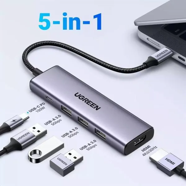 HUB Ugreen branché à un MacBook avec écran externe.