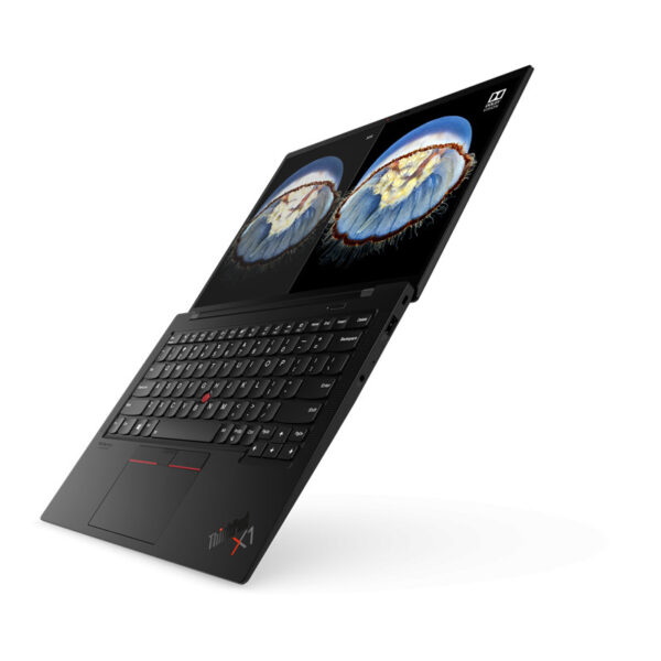 Clavier rétroéclairé du Lenovo ThinkPad X1 Carbon Gen 10 en gros plan.