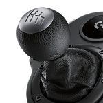 Levier de vitesse Logitech installé sur un cockpit de simulation de course.