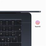 Un utilisateur travaillant sur le MacBook Air M2, profitant de ses performances optimisées et de sa fluidité exceptionnelle.