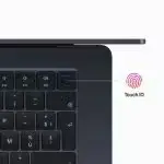 Un utilisateur travaillant sur le MacBook Air M2, profitant de ses performances optimisées et de sa fluidité exceptionnelle.