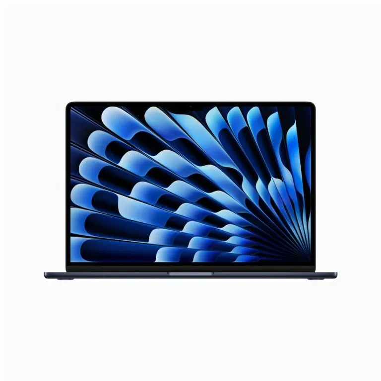 Vue de face du MacBook Air M3 2024 avec écran Retina vibrant.