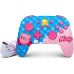 Un joueur tenant la manette filaire Kirby pour une session gaming.