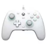 Manette GameSir G7 SE posée sur une table avec son câble USB-C.