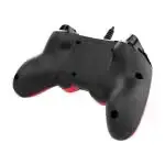 Joueur utilisant la manette filaire Nacon Rouge sur PS4.