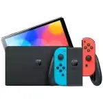 Nintendo Switch OLED bleu et rouge avec écran allumé affichant un jeu coloré.