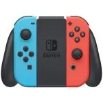 Nintendo Switch OLED avec plusieurs jeux affichés sur l’écran.