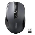 Gros plan de la souris Ugreen noire avec design ergonomique
