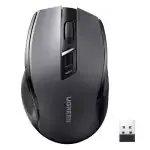 Gros plan de la souris Ugreen noire avec design ergonomique