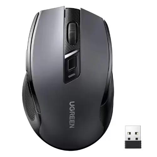 Gros plan de la souris Ugreen noire avec design ergonomique