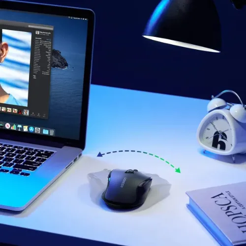 Souris Ugreen en utilisation sur un bureau moderne