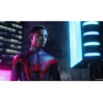 Miles Morales en combinaison noire et rouge sur un gratte-ciel.