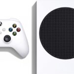Gros plan de la manette Xbox blanche ergonomique