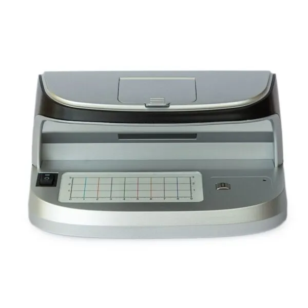 Détecteur de faux billets portable UV/MG/IR placé sur un comptoir.