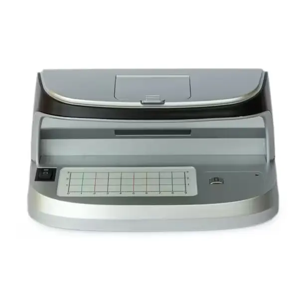 Détecteur de faux billets portable UV/MG/IR placé sur un comptoir.