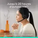 Une personne écoutant de la musique avec le Logitech Zone 300.