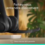 Un utilisateur portant le casque Logitech Zone 300 en télétravail.
