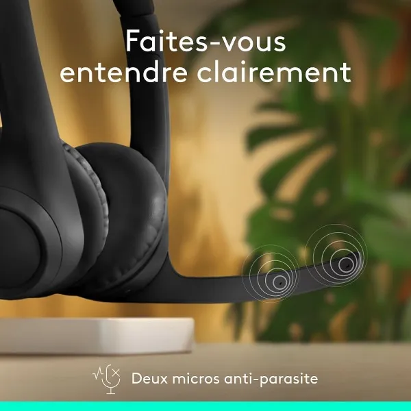 Un utilisateur portant le casque Logitech Zone 300 en télétravail.