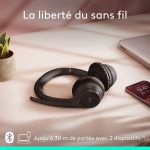Logitech Zone 300 posé sur une table avec un smartphone à côté.