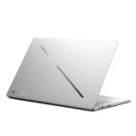 Logo ROG lumineux sur le capot du laptop