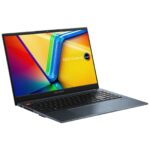 Vue de face du ASUS VivoBook Pro 15 OLED allumé