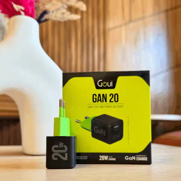 Goui GAN 20W aux côtés d’un smartphone