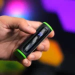 GOUI Power Bank tenu dans la main